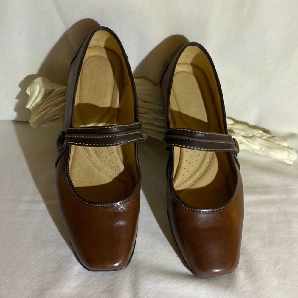 Naturalized Rulie-Coffee bean Lea loafers. Size 7.5M